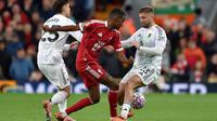 Penyerang Liverpool asal Swedia #09, Alexander Isak, berebut bola dengan bek Manchester United asal Inggris #23, Luke Shaw (kanan), dan gelandang Manchester United asal Uruguay #25, Manuel Ugarte (kiri), dalam pertandingan&nbsp;Premier League Inggris antara Liverpool dan Manchester United di Anfield, Liverpool, Inggris barat laut, pada 19 Oktober 2025. (PETER POWELL/AFP)