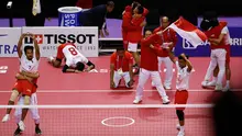 Timnas takraw Indonesia merayakan kemenangan atas Jepang saat bertanding di final Asian Games 2018 di Palembang, Sabtu (1/9). Indonesia menaklukkan Jepang dan berhak atas medali emas. (AP Photo/Vincent Thian)
