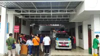 Jenazah korban S yang ditemukan di Sungai Stail Tegaldelimo Banyuwangi dibawa pulang Keluarganya dari RSUD Blambangan Banyuwangi (Hermawan Arifianto/Liputan6.com)