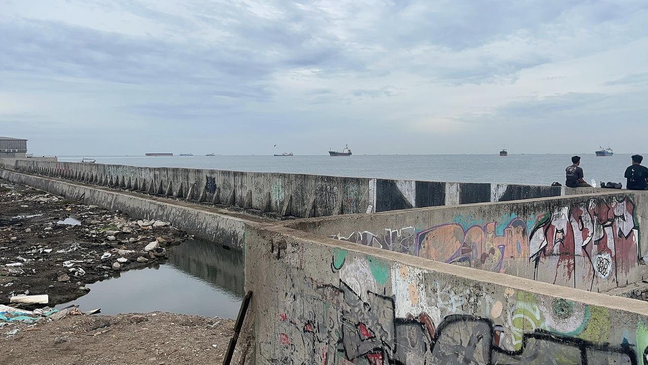 Tanggul pengaman pantai Nizam Zachman, Muara Baru, Penjaringan, Jakarta Utara, Senin (8/12/2025).