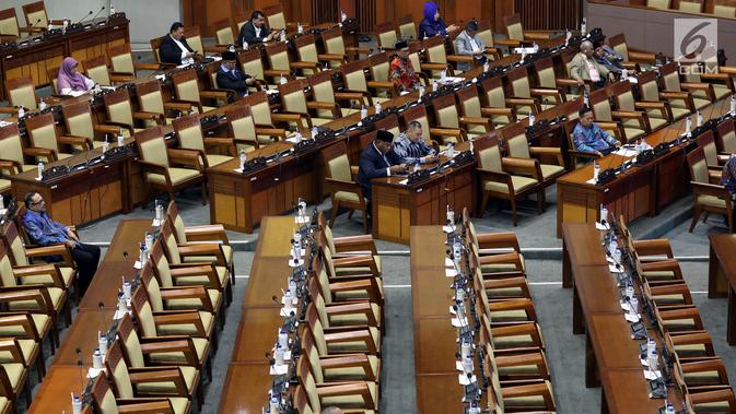 Suasana Rapat Paripurna ke-6 DPR masa persidangan I tahun sidang 2019-2020 di Kompleks Parlemen, Senayan, Jakarta, Selasa (3/9/2019). DPR dijadwalkan mengesahkan dua Rancangan Undang-Undang (RUU) yaitu RUU Sumber Daya Air (SDA) dan RUU Pekerja Sosial. (Liputan6.com/JohanTallo)
