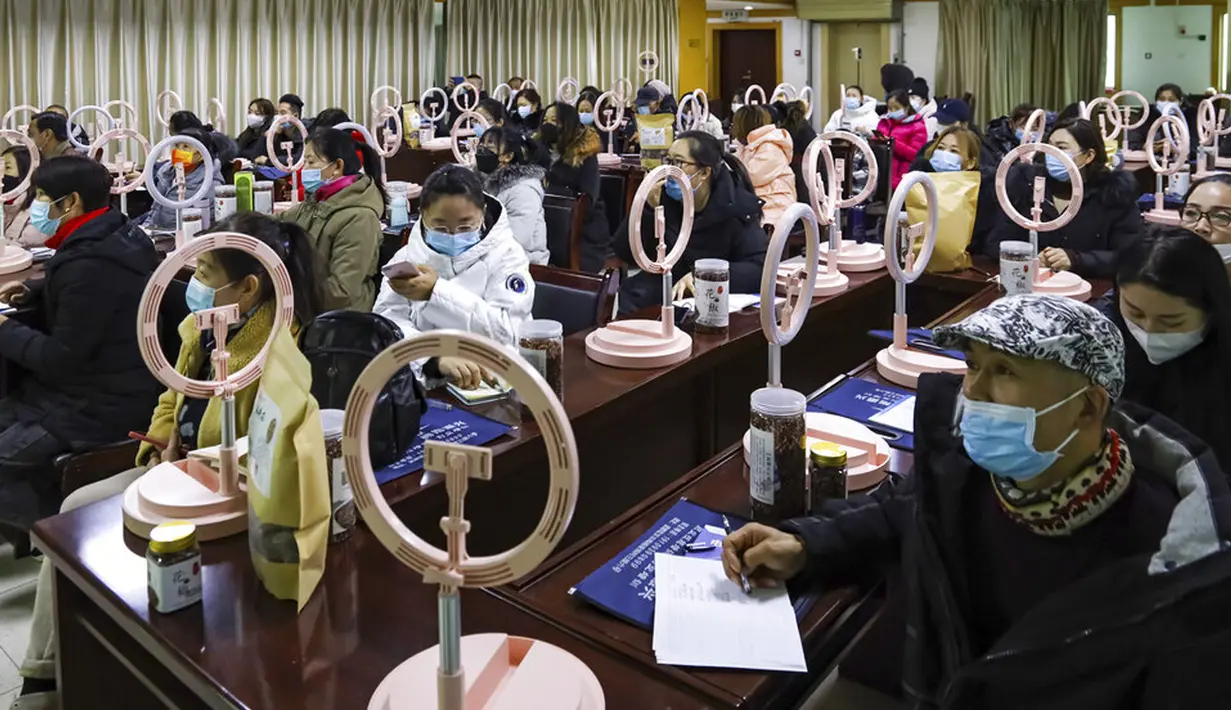 Warga belajar keterampilan livestreaming serta webcasting untuk e-commerce dan jualan online saat workshop yang digelar oleh otoritas pemerintah daerah di Zhangye, Provinsi Gansu, China, 20 Januari 2022. (Chinatopix via AP)