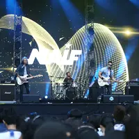 Grup yang digawangi oleh David Bayu Danangjaya (vokal), Jarwo (gitar), Emil (bas), dan Pepeng (drum) membuka penampilannya dengan membawakan lagu Piknik 72. Selesai lagu pembuka David berinteraksi dengan penonton yang hadir. (Galih W. Satria/Bintang.com)
