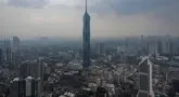 Menara Merdeka (KL118) dan gedung-gedung komersial tampak diselimuti kabut asap di Kuala Lumpur, Selasa, 11 Agustus 2026/ (AFP/ Mohd Rasfan).
