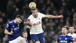 Bek Leeds United Stuart Dallas berebut bola dengan penyerang Tottenham Hotspur, Harry Kane pada pekan ke-12 Liga Inggris di Tottenham Hotspur Stadium, London, Minggu (21/11/2021). Sempat tertinggal, Tottenham Hotspur menumbangkan Leeds United 2-1. (AP Photo/Ian Walton)