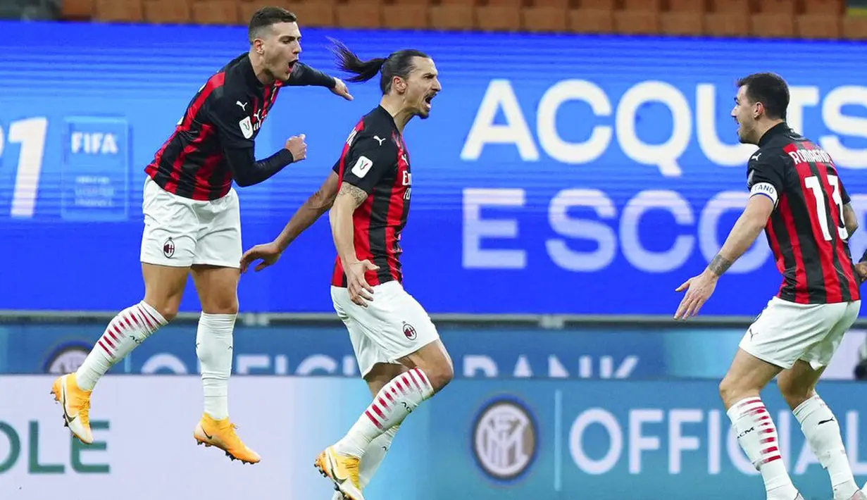 Para pemain AC Milan merayakan gol yang dicetak oleh Zlatan Ibrahimovic ke gawang Inter Milan pada laga perempat final Coppa Italia di Giuseppe Meazza, Selasa (26/1/2021). Inter Milan menang dengan skor 2-1. (Spada/LaPresse via AP)