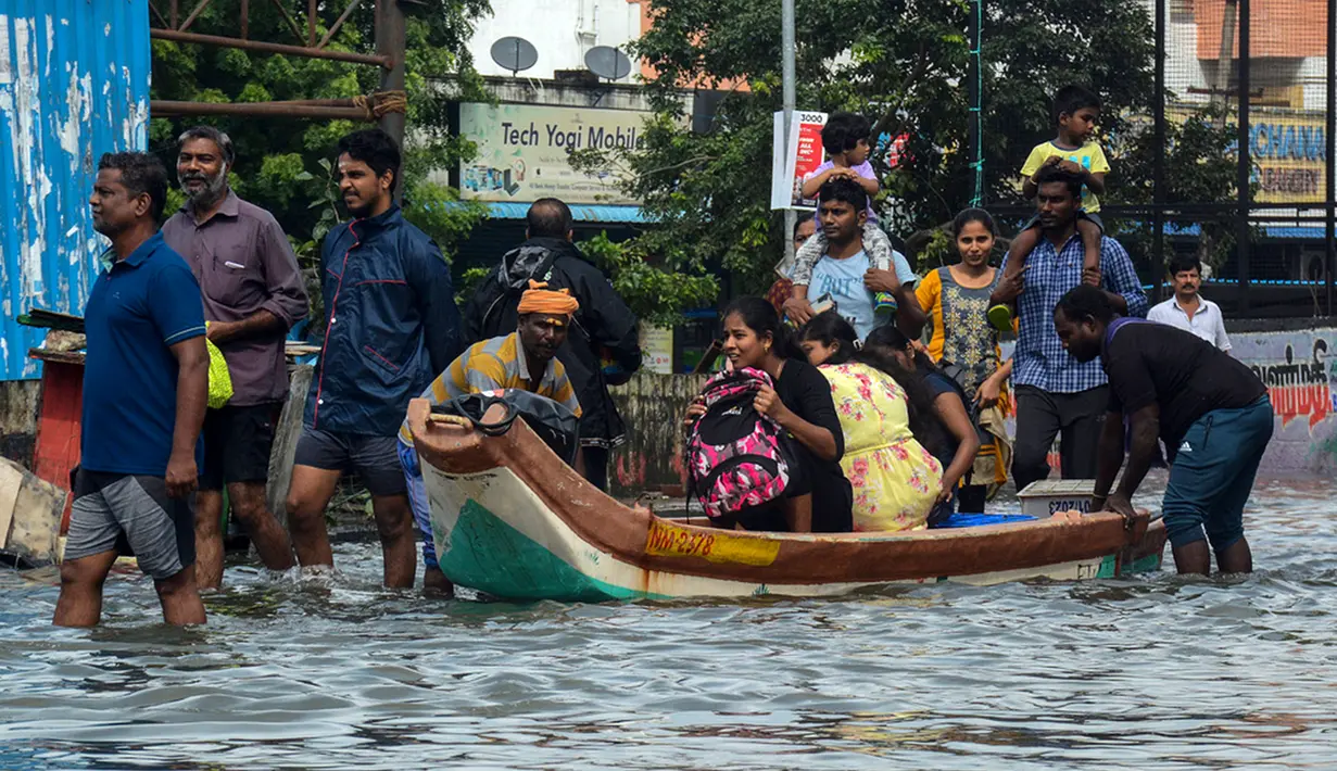 Sebagai informasi, Badai Michaung menghantam antara Nellore dan Kavali di Andhra Pradesh. Sekitar 9.500 orang di Andhra Pradesh telah dievakuasi ke 211 kamp bantuan. (AP Photo)