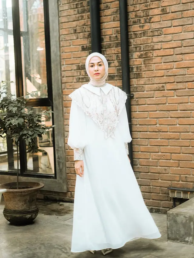 9 Inspirasi Gamis Nina Zatulini, Simpel dan Anggun untuk Muslimah Modis