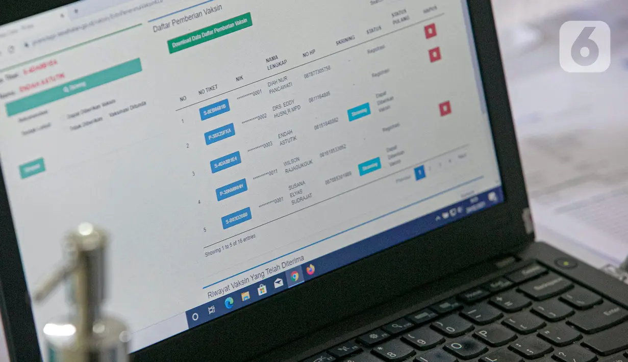 Petugas kesehatan mendata para guru sebelum menjalani vaksinasi COVID-19 di SMA 70, Jakarta, Rabu (25/2/2021). Sebanyak 600 orang dari profesi guru, tenaga kependidikan, dan dosen akan divaksin COVID-19 hari ini. (Liputan6.com/Faizal Fanani)