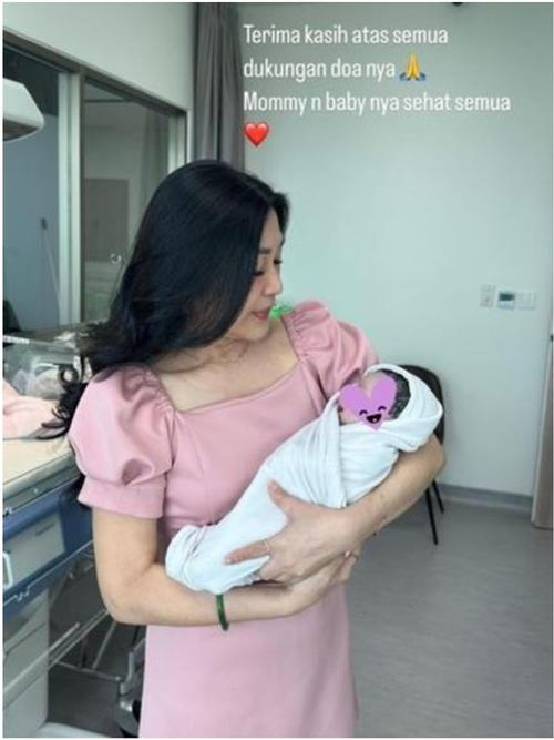 U jang qildi va u uni sikdi.