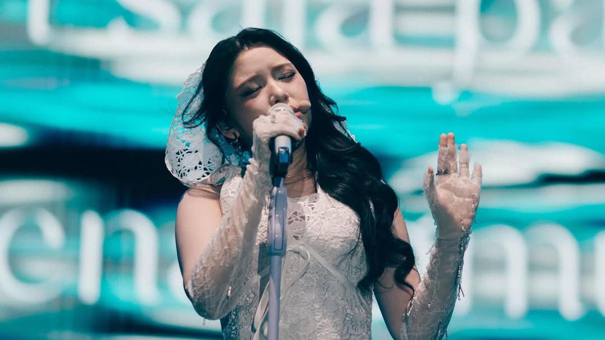 Aksi Panggung Tiara Andini yang Memukau dengan Tampilan Bak Pengantin Bergaun Lace Coquette