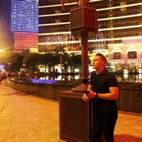 Keindahan kota Macau membuat sang illusionis tak bisa berhenti untuk meinkmati setiap sudutnya. Di hari ketiga ini Demian mengunjungi Dancing Fountain dan tak lupa berpose. (Aldivano/Bintang.com)