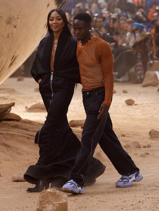 <p>Naomi Campbell tiba bersama direktur seni Ibrahim Kamara di koleksi Off-White Fall/Winter 2023-2024 pada acara Paris Fashion Week, Prancis, Kamis, 2 Maret 2023. Off-White menampilkan koleksi yang terinspirasi dari lemari pakaian luar angkasa. (Vianney Le Caer/Invision/AP)</p>