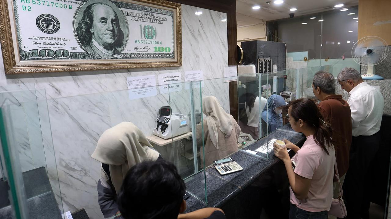 FOTO: BI Akan Memperketat Pembelian Dolar AS di Tengah Tekanan Rupiah