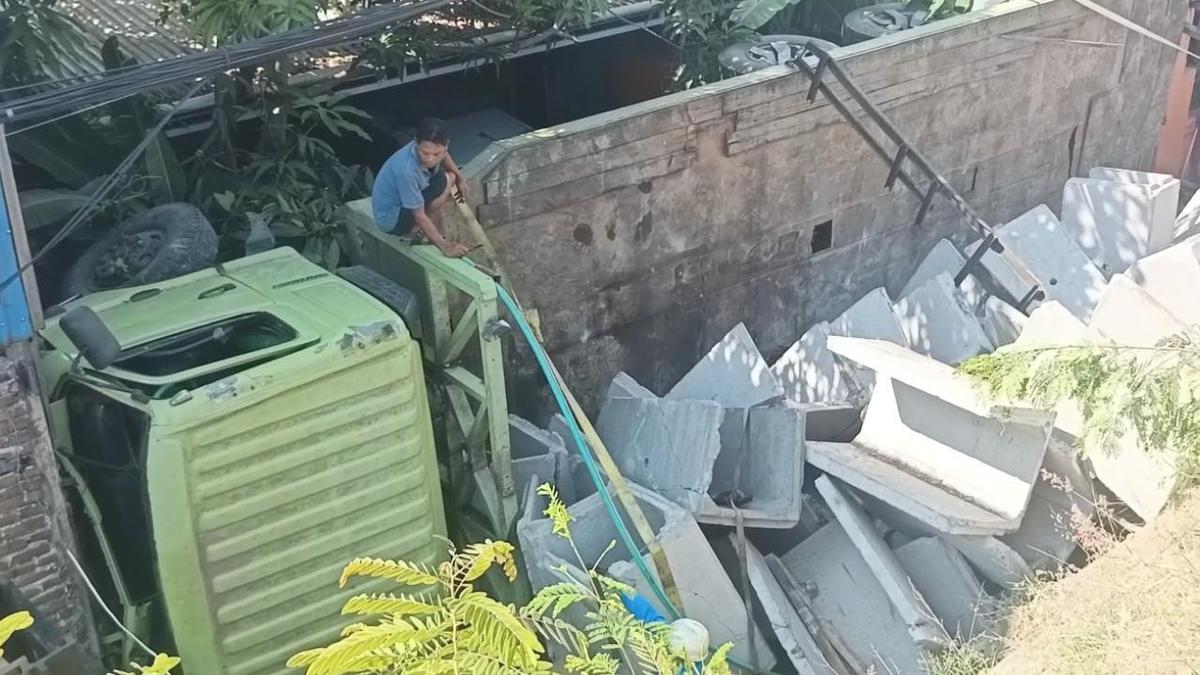 Momen Mencekam Truk Jatuh dari Flyover Makassar Timpa Dua Rumah
