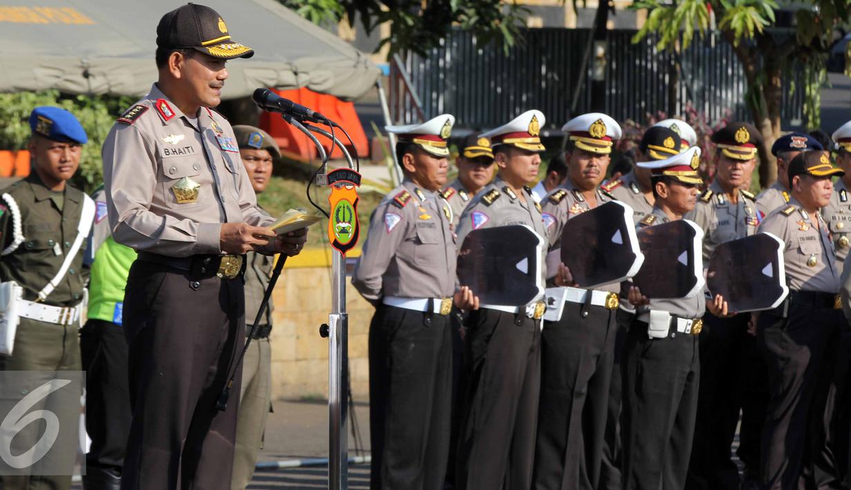 Kapolri Jenderal Badrodin Haiti memimpin upacara apel gelar pasukan operasi ketupat jaya 2015 di Mapolda Metro Jaya, Jakarta, Kamis (9/7/2015). Kapolri melepas 6.600 personel polisi yang akan disebar di jalur-jalur mudik 2015. (Liputan6.com/Helmi Afandi)