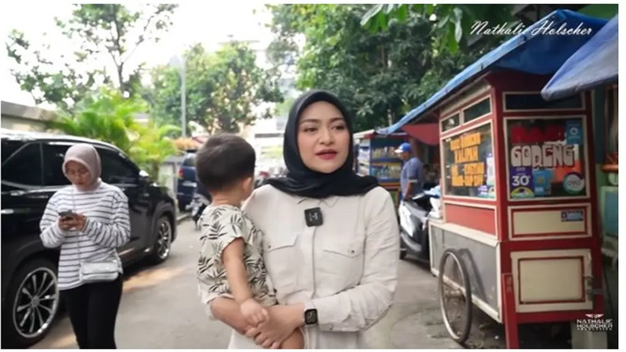 6 Potret Nathalie Holscher Jajan di Warung Kaki Lima, Traktir Anak Sekolah