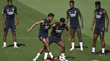 (Dari kiri) Pemain Real Madrid #41 Marvel, #11 Rodrygo, #5 Jude Bellingham, #07 Vinicius Junior dan #18 Aurelien Tchouameni menghadiri sesi latihan di kompleks pelatihan Real Madrid City di Valdebebas, pinggiran Madrid, 24 Agustus 2023. (JAVIER SORIANO / AFP)