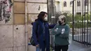 Matteo Coccimiglio berbicara dengan seorang guru, Sonia Mugello di Sekolah Seni Ripetta di Roma, Italia, 24 Maret 2021. Siswa 18 tahun itu mengidentifikasi dirinya sebagai laki-laki, dan sedang dalam proses mengubah status gendernya dari perempuan menjadi pria. (AP Photo/Alessandra Tarantino)