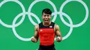 Atlet angkat besi Indonesia, Deni, bereaksi usai mengangkat besi di kelas 77kg Olimpiade 2016 Rio de Janeiro, Brasil, Rabu (10/8). Deni, hanya mampu menempati peringkat kelima. (REUTERS/Athit Perawongmetha)