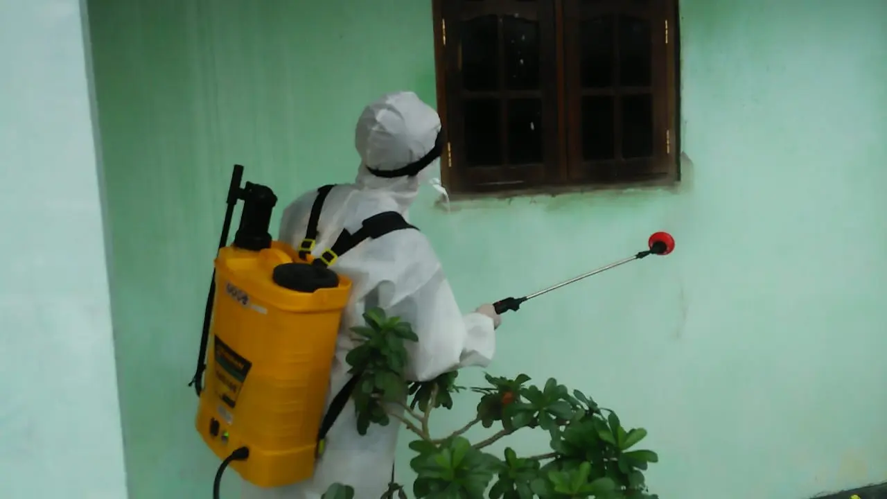 Satgas Covid-19 Purbalingga intensif menangani wabah Covid-19 di Desa Karanggabas usai munculnya klaster pengajian. (Foto: Liputan6.com/Rudal Afgani Dirgantara)