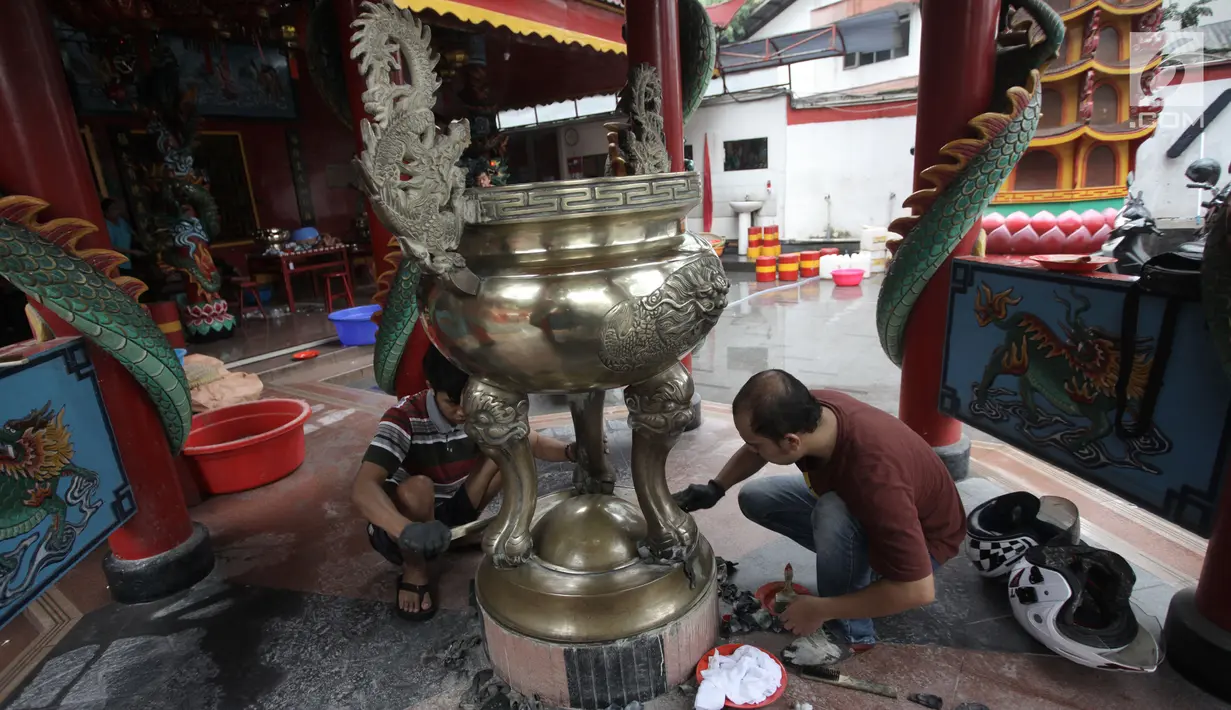 Suasana saat warga keturunan Tionghoa menggelar aksi bersih-bersih di Vihara Amurva Bhumi, Jakarta, Kamis (8/2). Aksi membersihkan patung dewa-dewi sudah menjadi agenda rutin jelang Imlek di vihara ini. (Liputan6.com/Arya Manggala)