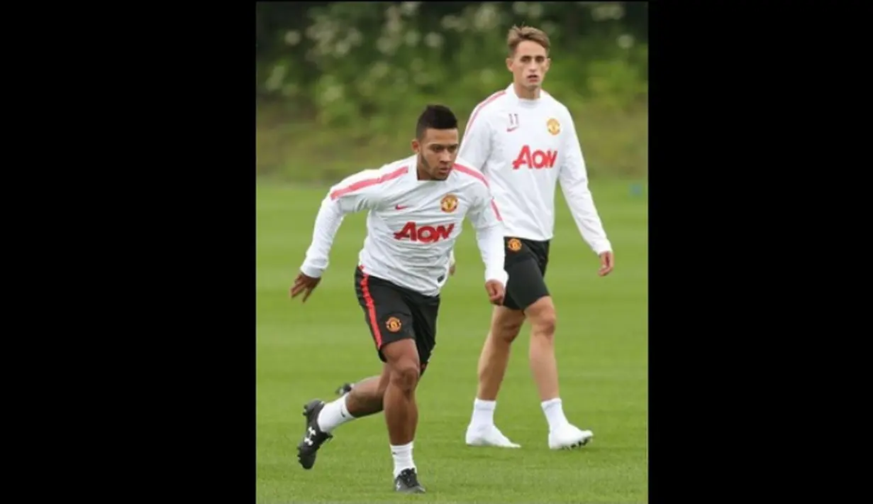 Memphis Depay yang baru direkrut Manchester United dari PSV Eindhoven menjalani latihan perdana bersama anggota tim MU di bawah pengawasan langsung sang pelatih, Louis van Gaal.. (www.manutd.com)
