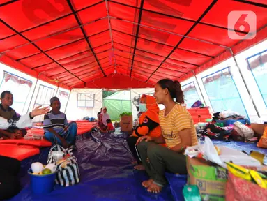 Kepala Kantor Wilayah III PT Bank Tabungan Negara (Persero) Tbk Iriska Dewayani (kiri) berdialog dengan warga terdampak Erupsi Semeru di tenda pengungsian Kabupaten Lumajang, Jawa Timur pada Senin (13/12/2021). (Liputan6.com/HO/BTN)