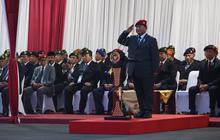 FOTO: Kenakan Baret Merah, Menhan Prabowo Subianto Pimpin Upacara Parade Senja di Kemhan