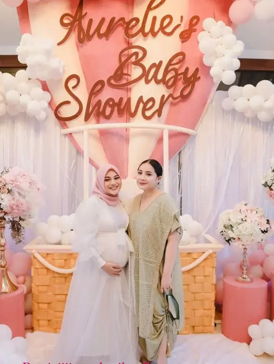 Terakhir, ada Nagita Slavina yang tak kalah tampil memesona. Ibu dari dua anak ini mengenakan dress warna sage. Cantik banget! (Instagram/aurelie.hermansyah).