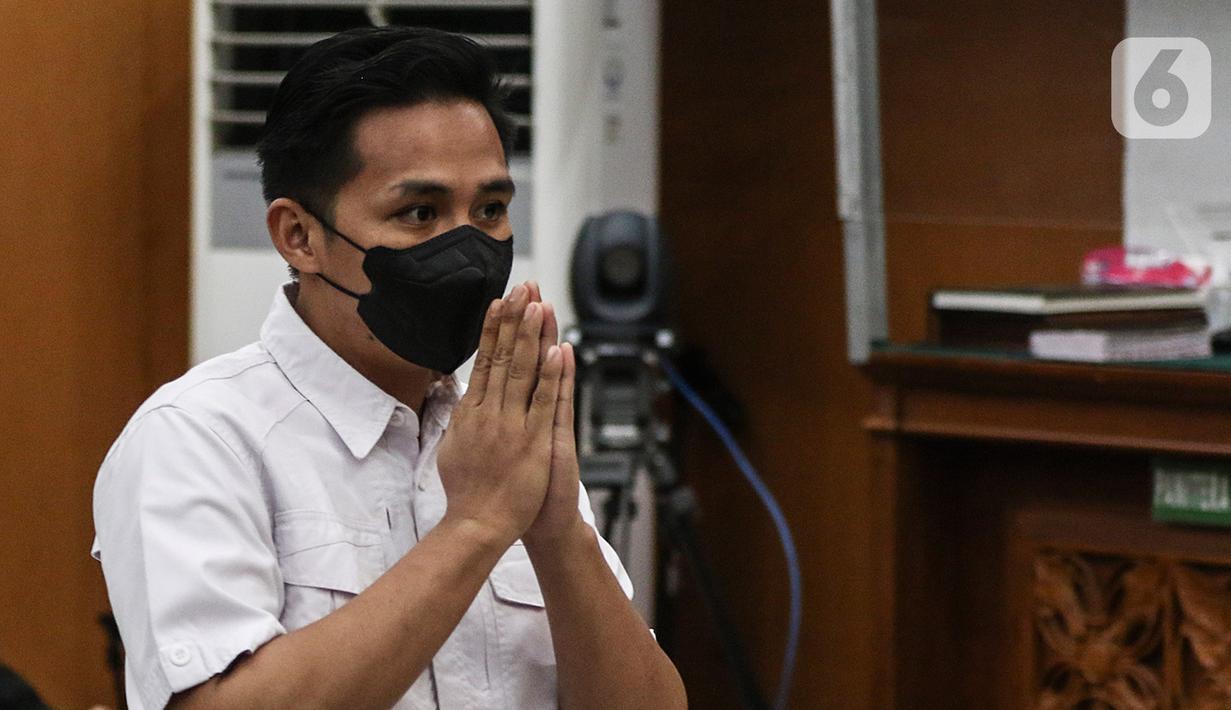 Richard Eliezer Pudihang Lumiu bersiap menjalani sidang lanjutan dalam kasus pembunuhan Brigadir Yosua Hutabarat di Pengadilan Negeri Jakarta Selatan, Rabu (18/1/2023).  Agenda sidang kali ini pembacaan tuntutan oleh Jaksa Penuntut Umum. (Liputan6.com/Johan Tallo)