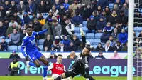 Pemain Arsenal, Gabriel Martinelli, mencetak gol ke gawang Leicester City dalam lanjutan Liga Inggris 2022/2023 di King Power Stadium, Sabtu (25/2/2023).&nbsp;(AP Photo/Jon Super)