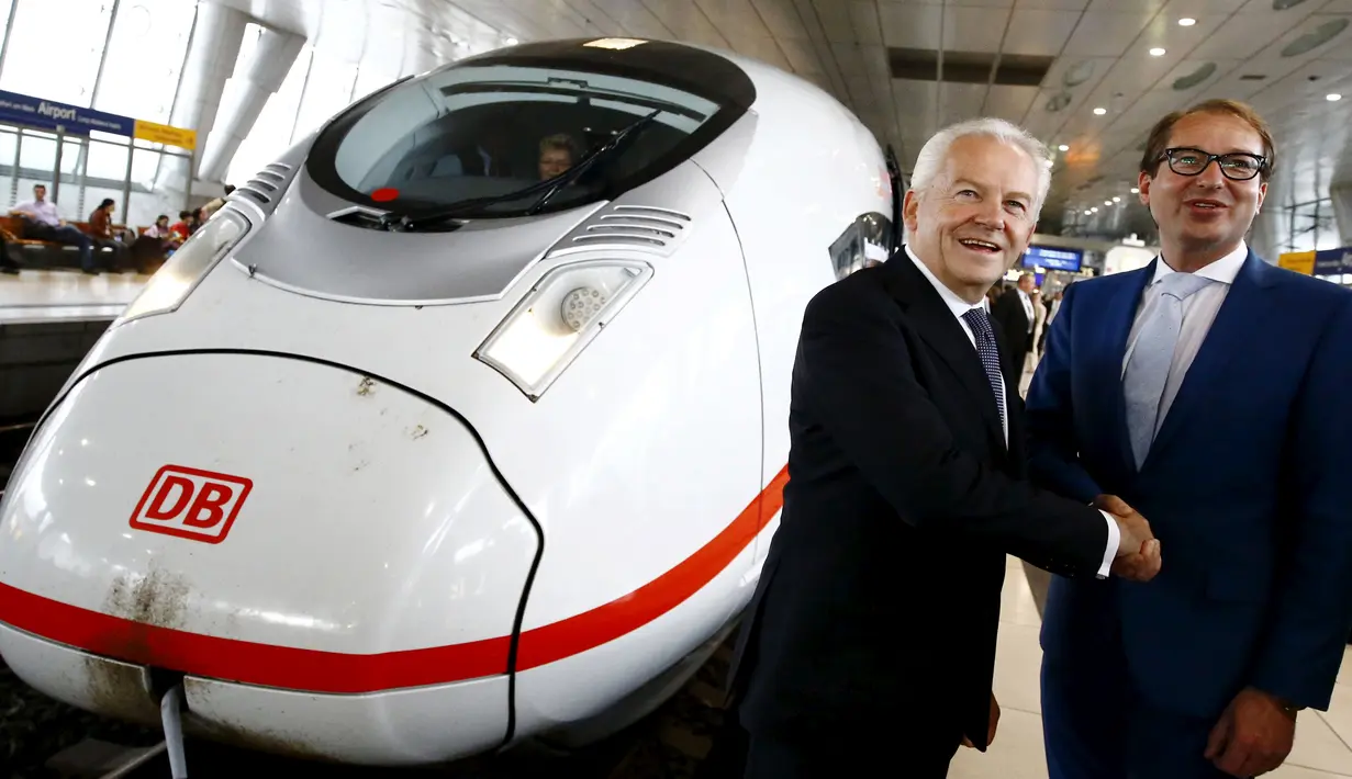 Ruediger Grube (kiri), CEO dari Deutsche Bahn AG, bersama Menteri Lalu Lintas Jerman Alexander Dobrindt (kanan), di depan kereta ICE, di Stasiun kereta api, Jerman, Kamis (23/7). Pada perjalanan perdana dari Frankfurt ke Paris. (REUTERS/Kai Pfaffenbach)