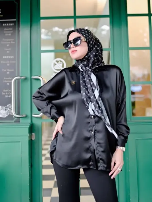Empat tahun berselang, tepatnya di tahun 2015, Delia Septianti akhirnya hijrah dan memakai hijab. (FOTO: instagram.com/deliaseptianti/)