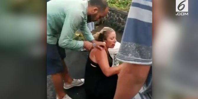 VIDEO: Bule di Bali Terperosok ke Got saat Naik Motor