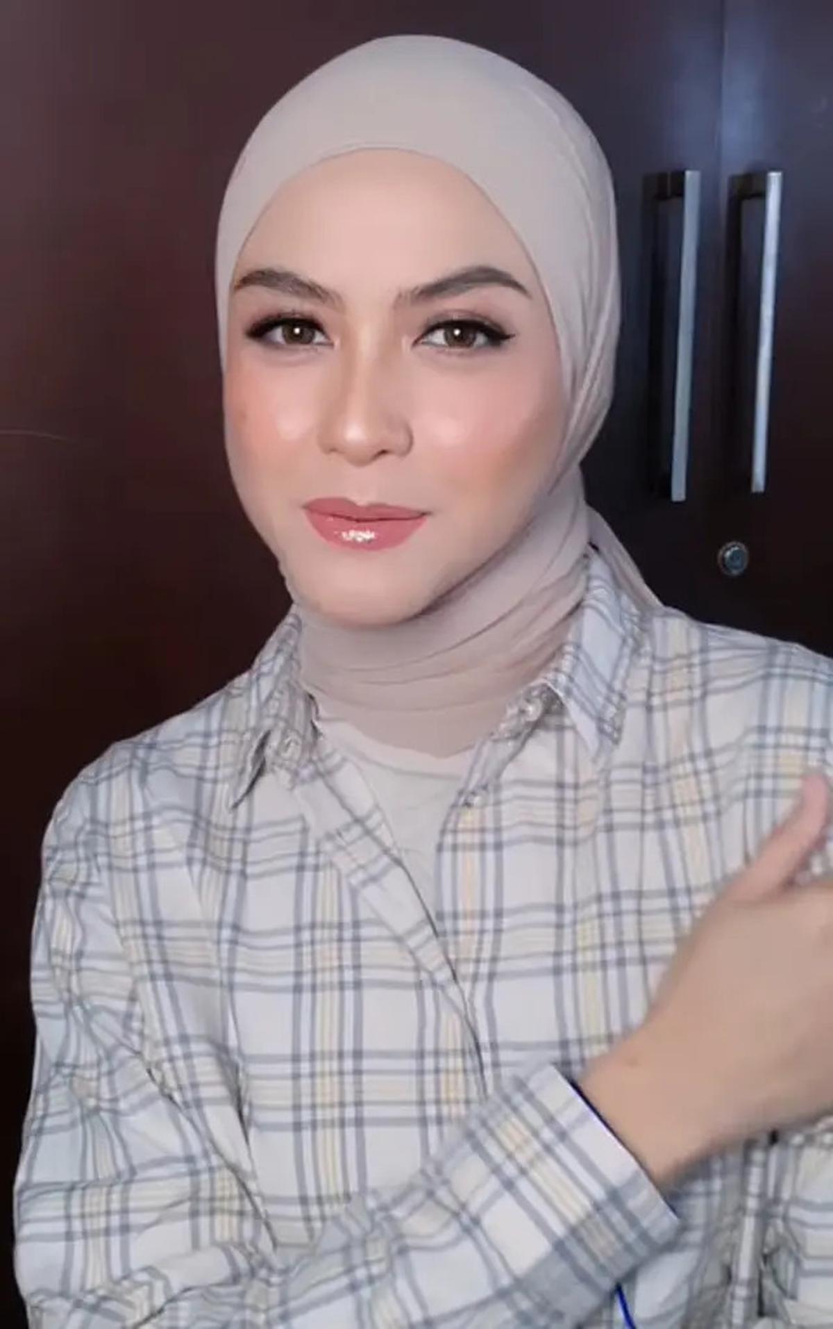 9 Inspirasi Hijaber Modern 40 Tahun Revalina S Temat, Effortless tapi Elegan