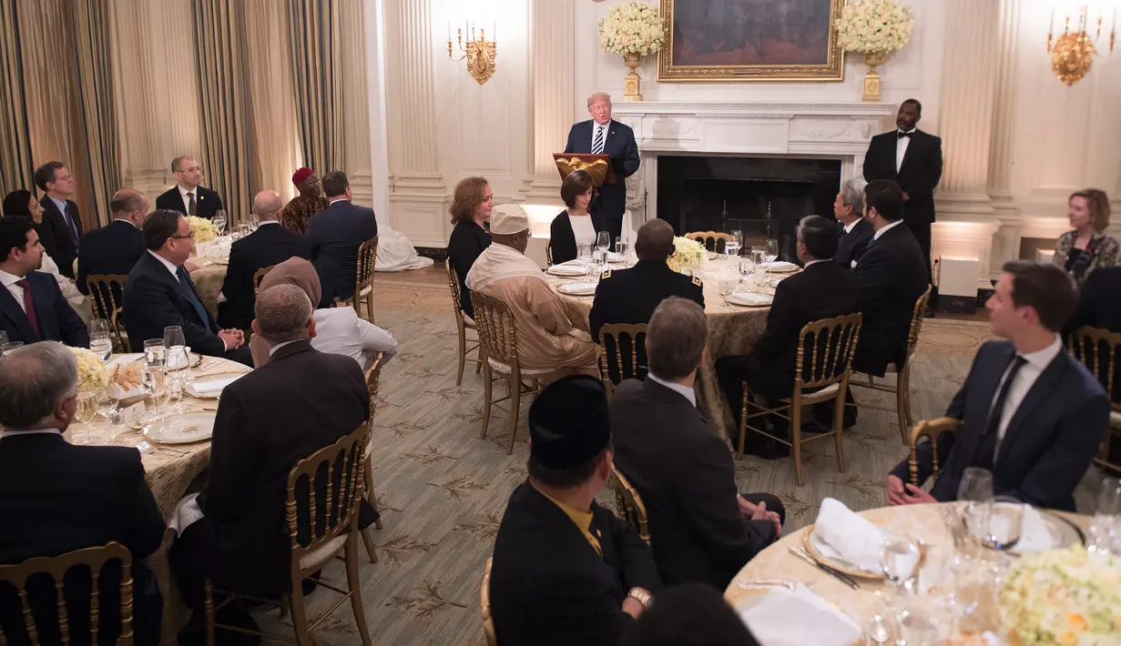 Presiden Amerika Serikat (AS), Donald Trump memberikan sambutan saat menggelar acara buka puasa bersama di Gedung Putih, Washington, Rabu (6/6). Buka puasa bersama ini merupakan yang pertama diadakan Trump sejak menjabat sebagai presiden. (AFP/JIM WATSON)