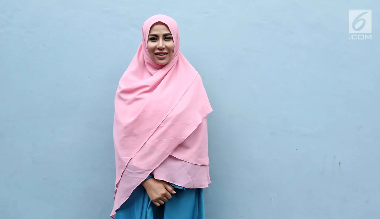 Penyanyi Cinta Penelope berpose usai mengisi acara di kawasan Kapten Tendean, Jakarta, Kamis (18/1/). Cinta mengaku mantap berhijrah asal bisa punya bekal ke akhirat. (Liputan6.com/ Herman Zakharia)