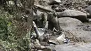 Tim penyelamat melanjutkan operasi pencarian di lokasi tanah longsor di Izusan di Atami, prefektur Shizuoka, barat daya Tokyo, Senin (5/7/2021). Bencana tanah longsor dipicu oleh hujan lebat tersebut menewaskan dua orang. (Kyodo News via AP)