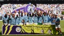 Manchester City mampu membuat sejarah usai mampu menyelesaikan musim 2017/18 dengan raihan 100 poin. The Cityzens kala itu berhasil unggul 19 angka dari sang rival sekota, Manchester United. Sebanyak 21 gol Man City diciptakan oleh Kun Aguero. (AFP/Oli Scarff)