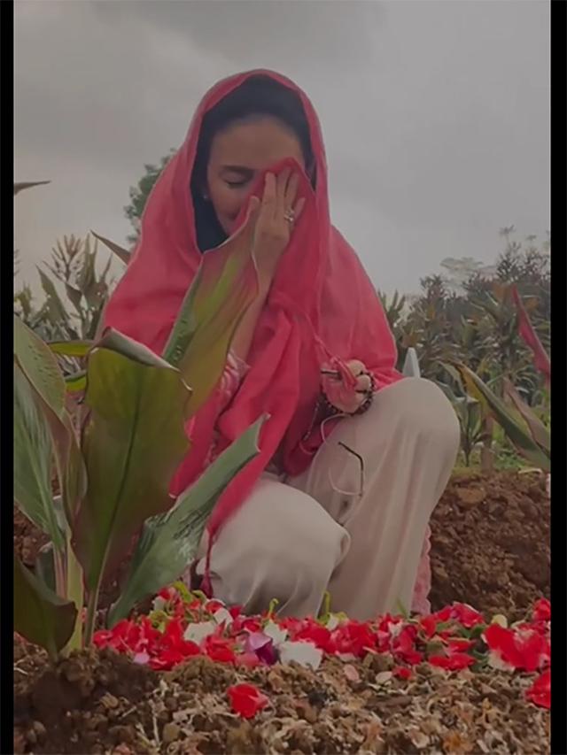 Rieke Diah Pitaloka nyekar ke makam Nani Wijaya