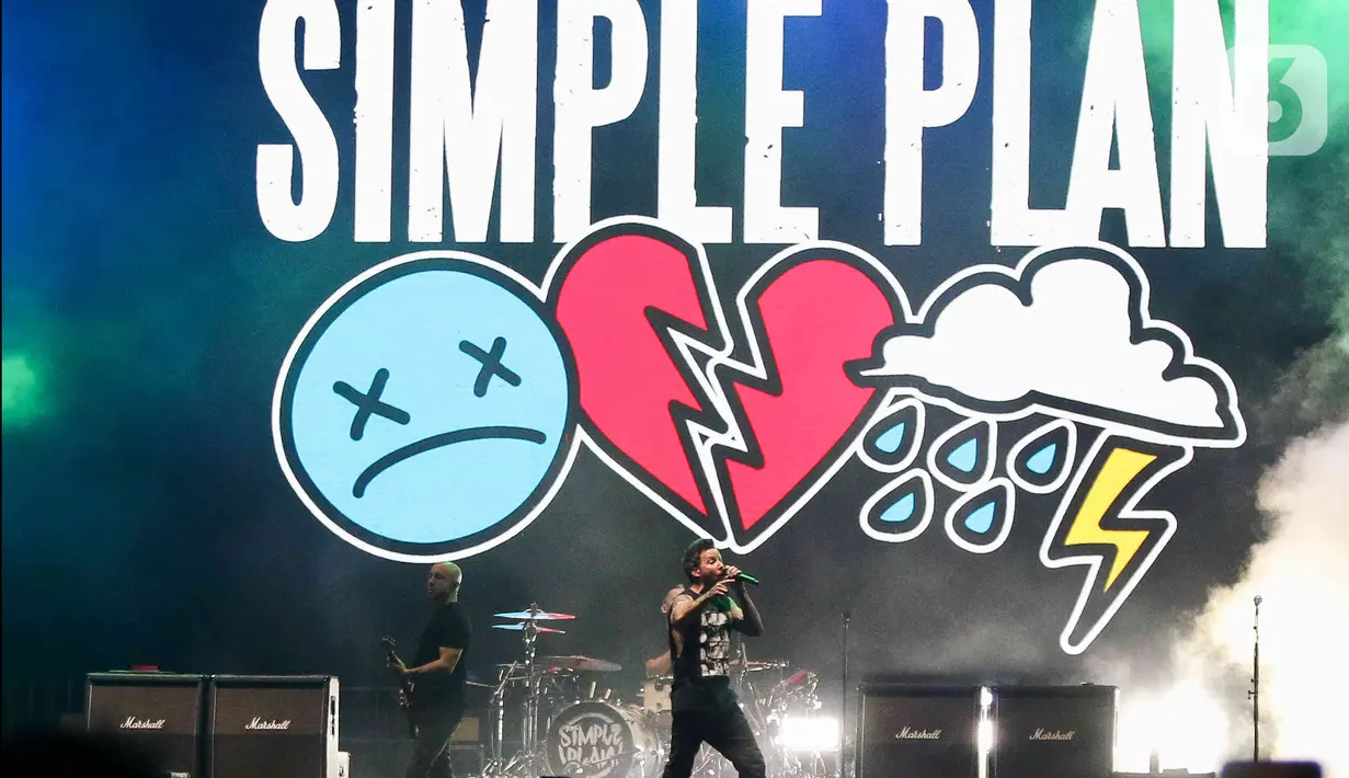Kelompok musik pop-punk asal Kanada, Simple Plan beraksi di atas panggung Everblast Festival 2023 di Gambir Expo, Kemayoran, Jakarta Pusat, Sabtu (4/3/2023). Simple Plan membuka tur konser The Harder It Looks Tour Southeast Asia mereka dengan tampil di Everblast Festival 2023. (Liputan6.com/Herman Zakharia)