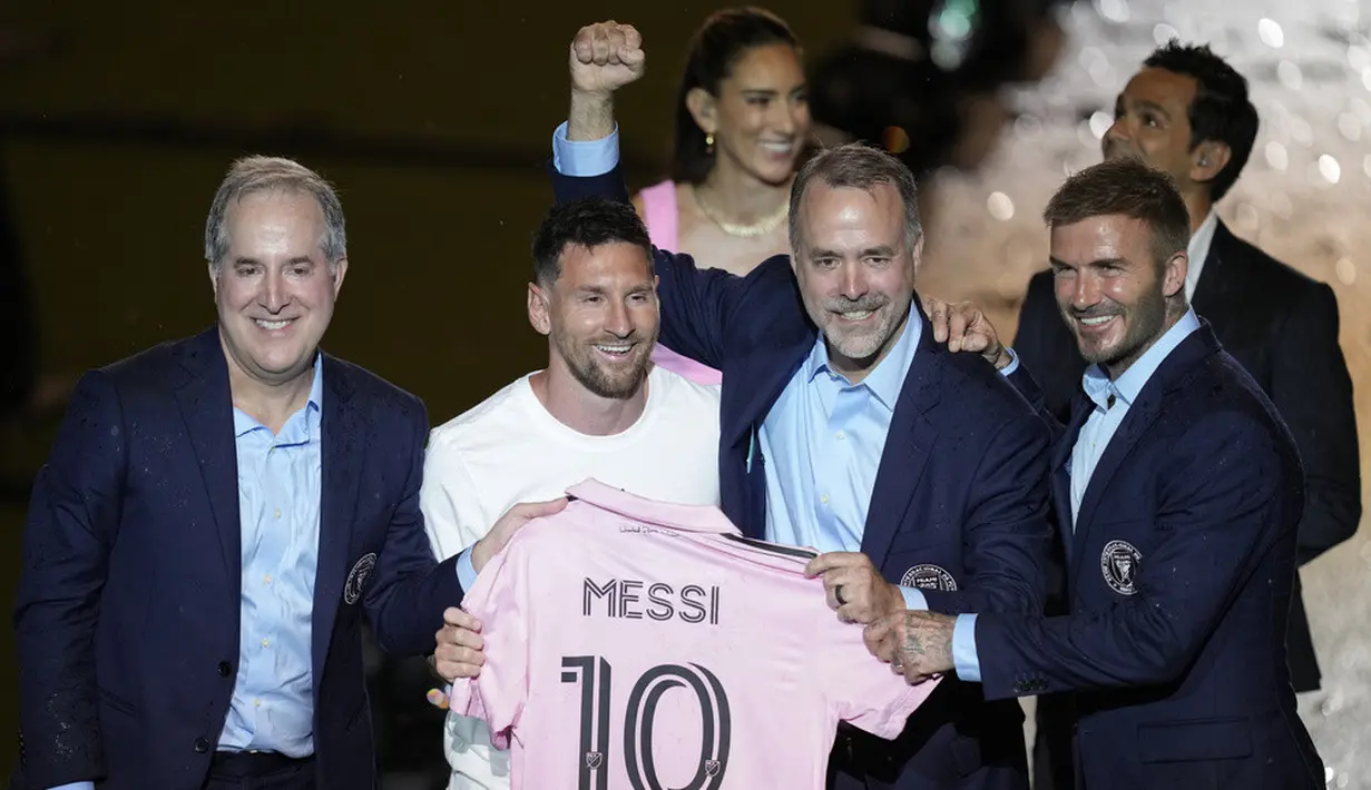 <p>Lionel Messi (kedua kiri) memegang kaus tim Inter Miami miliknya saat berpose dengan rekan pemilik tim Jorge Mas (kiri), Jose Mas (kedua kanan), dan David Beckham (kanan) saat perayaan oleh tim di Stadion DRV PNK, Fort Lauderdale, Florida, Amerika Serikat, Minggu (16/7/2023). Perayaan dilakukan satu hari setelah Lionel Messi, Major League Soccer, dan Inter Miami menyelesaikan penandatanganannya hingga musim 2025. (AP Photo/Rebecca Blackwell)</p>