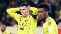 Pemain Al-Nassr, Cristiano Ronaldo, tampak kecewa setelah takluk dari Al-Qadisiyah pada laga Liga Arab Saudi di Stadion Al Awwal Park, Jumat (9/1/2026) dini hari WIB. (AFP/Fayez Nureldine)