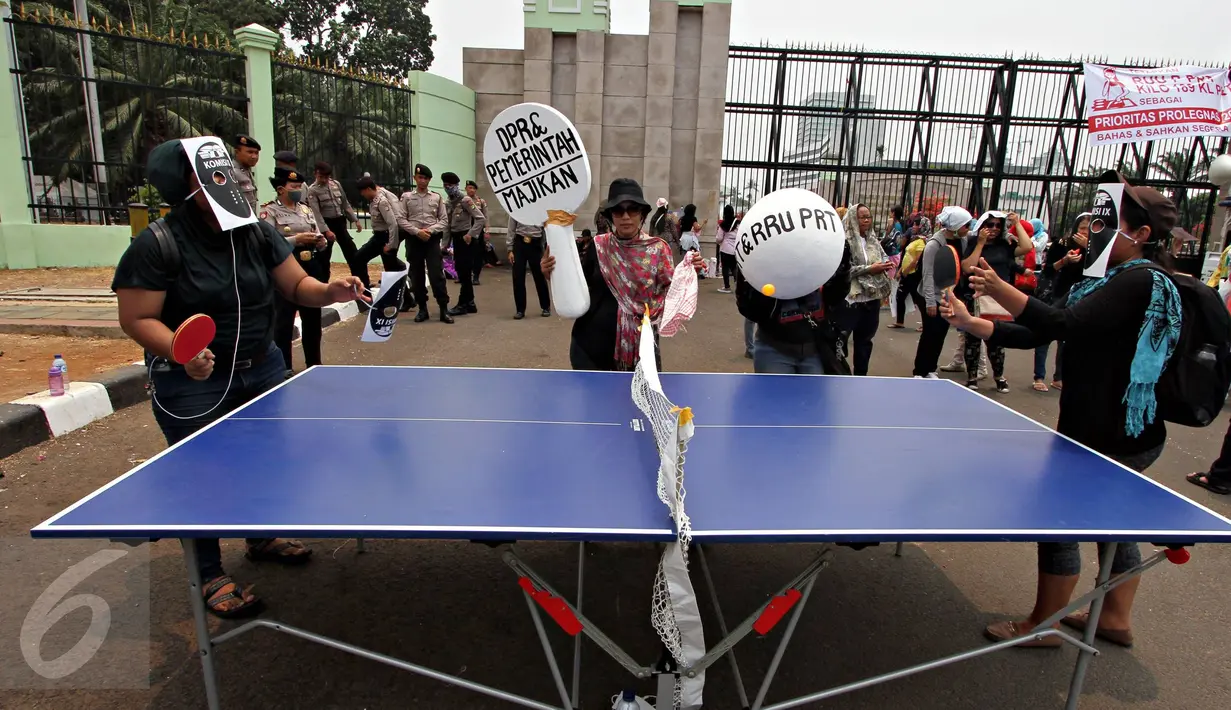 Massa Jaringan Nasional Advokasi Pekerja Rumah Tangga (Jala PRT) melakukan aksi teatrikal tenis meja di depan Gedung DPR, Jakarta, Rabu (7/10). Mereka mendesak DPR dan pemerintah mengesahkan UU Perlindungan PRT. (Liputan6.com/Immanuel Antonius)
