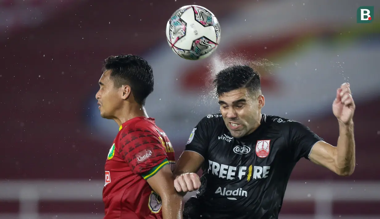 Sedangkan, Hizbul Wathan kelihatan bertahan dan sekali-sekali melakukan serangan balik cepat ke pertahanan Persis. (Bola.com/Bagaskara Lazuardi)