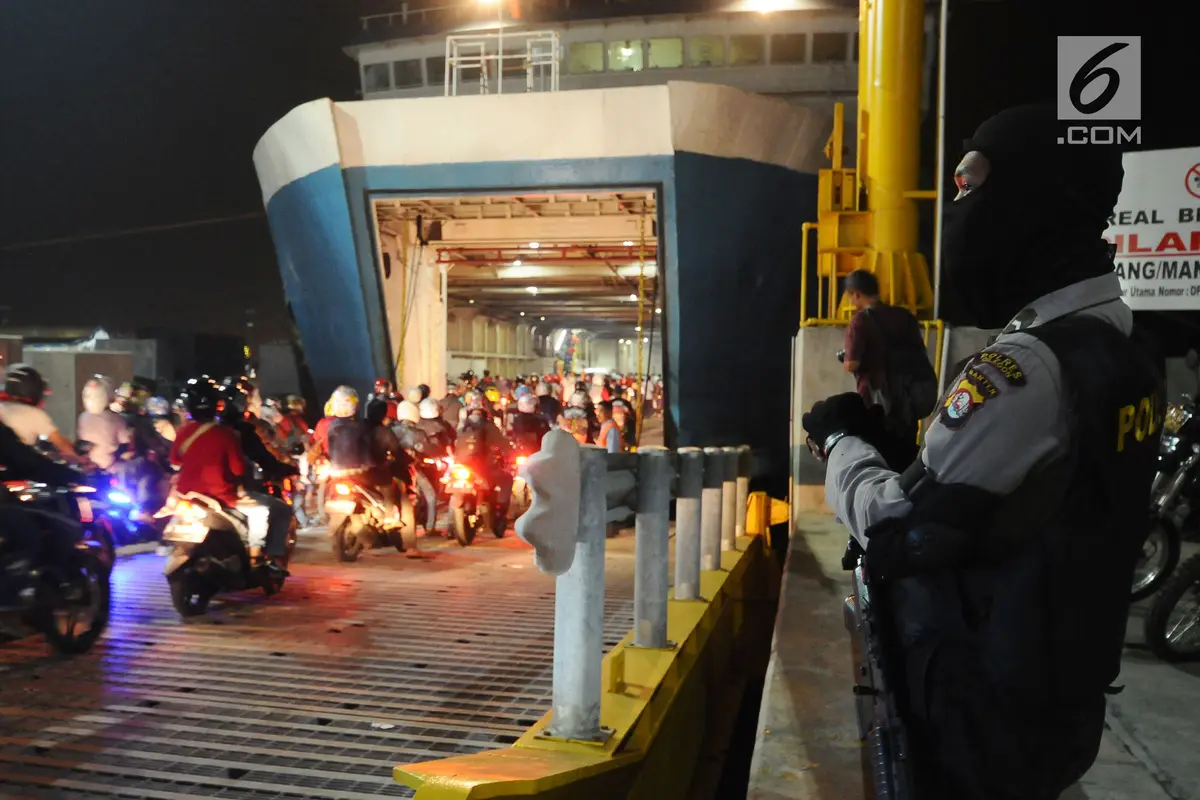 20170622-Dini Hari, Pemudik Bermotor Penuhi Pelabuhan Merak-Tebe