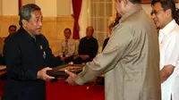 Presiden Yudhoyono menyerahkan Daftar Isian Pelaksana Anggaran (DIPA) Tahun Anggaran 2011 kepada Menteri Pendidikan Menteri M. Nuh di Istana Negara, Jakarta, Selasa (28/12). (Antara)