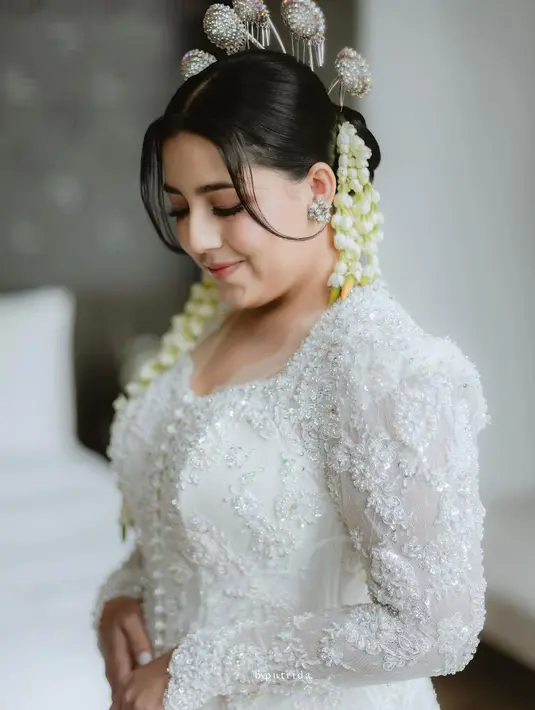 Baik akad nikah maupun resepsi pernikahan, YouTuber yang dikenal dengan konten-konten misteri itu mempercayakan urusan riasannya pada Makeup Artist, Vinna Gracia. [@vinnagracia]