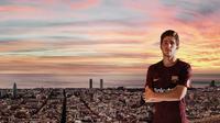 Pemain Barcelona, Sergi Roberto, mengenakan jersey tandang anyar. (Barcelona). 